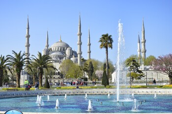 Генконсульство РФ в Стамбуле советует российским туристам скорее вернуться домой