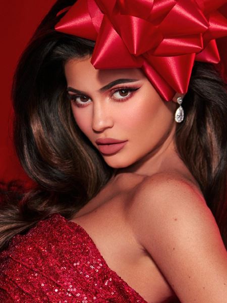 </p>
<p>                            Kylie Cosmetics: Holiday Collection<br />
                                                