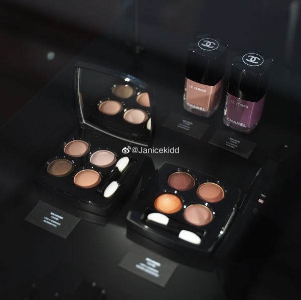 
<p>                            Ну что,готовы?Встречаем весеннюю коллекцию макияжа Chanel Desert Dream Makeup Collection Spring 2020<br />
                                                