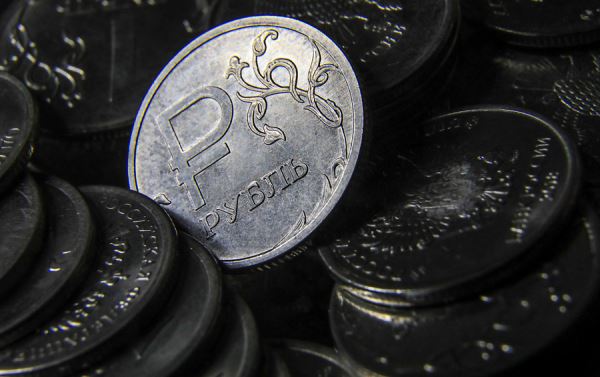 Спекулянты обвалили рубль: почему российская валюта потеряла более 17% к доллару с начала года