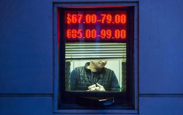 «111 рублей за доллар»: какая девальвация ожидает рубль после обвала цен на нефть